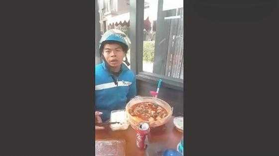 外卖小哥送餐途中才发现忘取餐了,外卖小哥送餐悲惨时刻