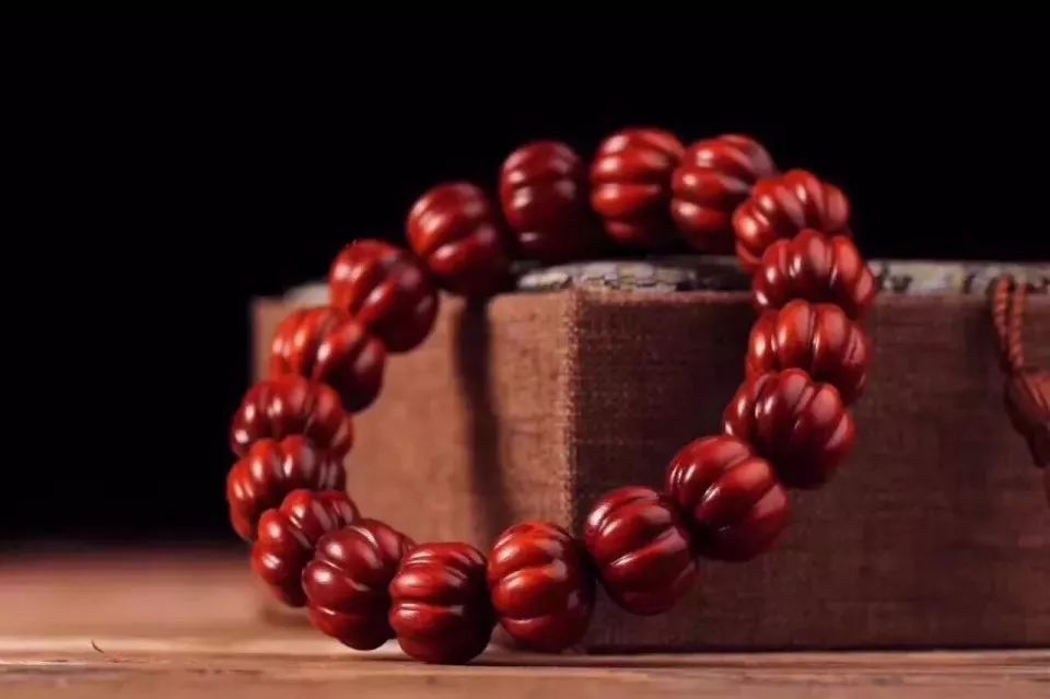 新手小叶紫檀手串如何盘玩保养,小叶紫檀手串如何重头盘玩