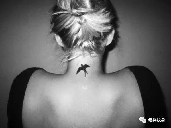 颈部纹身全过程,那些超酷的颈部纹身