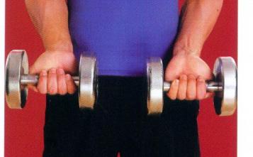 哑铃练胸的正确锻炼方法视频,正确使用哑铃健身的方法