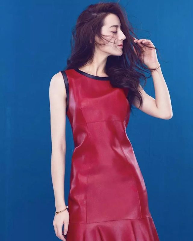 赵丽颖新年红色蝴蝶结造型,露背裙赵丽颖热巴刘诗诗