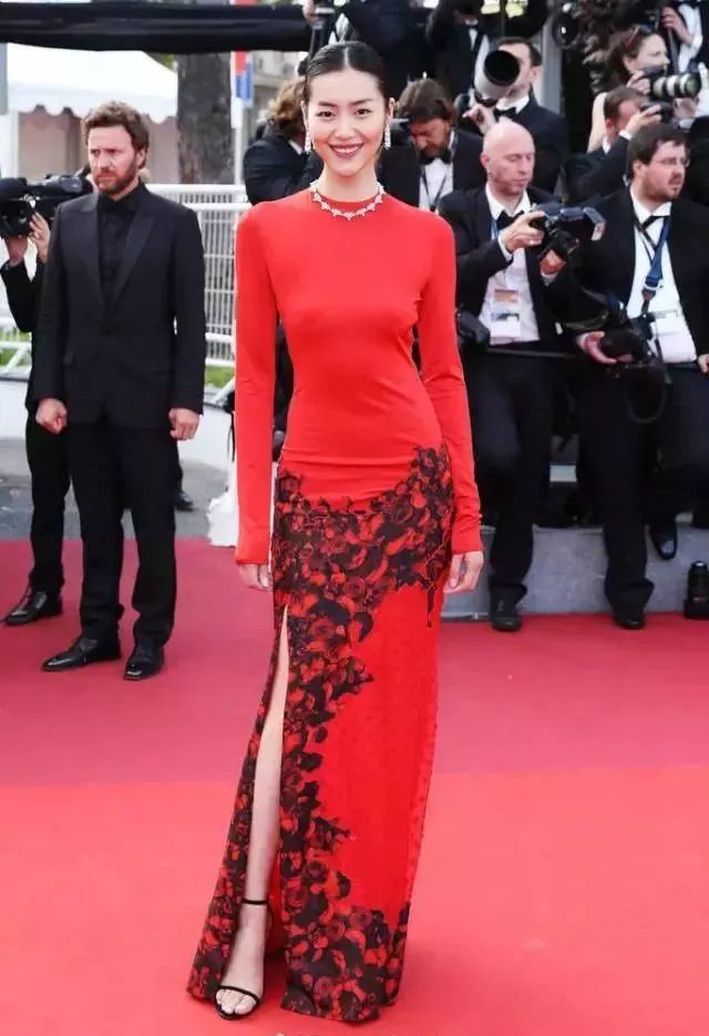 赵丽颖新年红色蝴蝶结造型,露背裙赵丽颖热巴刘诗诗