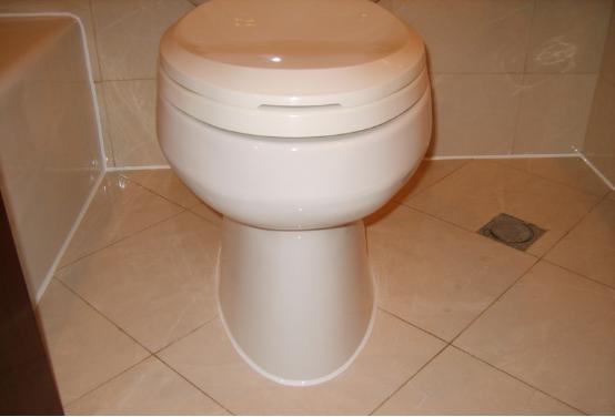 马桶底部漏水？20年维修老师傅告诉我，最有效的解决方法！超管用