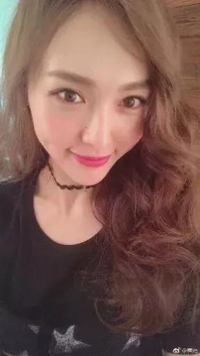 章子怡一身粉色系少女感满满,章子怡清爽有气质宛如18岁少女