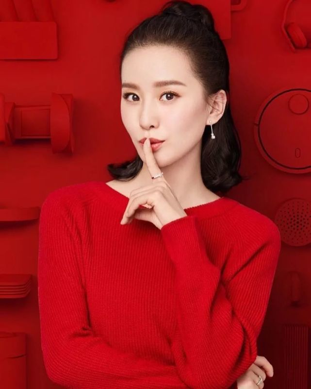 赵丽颖新年红色蝴蝶结造型,露背裙赵丽颖热巴刘诗诗