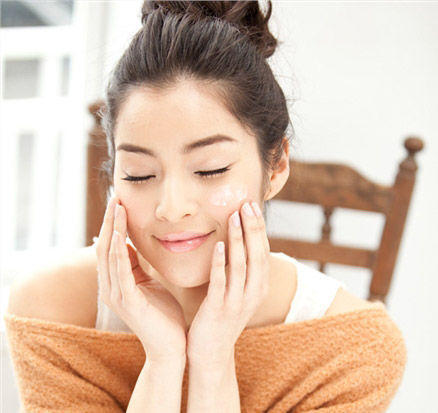 冬季脸蛋容易发红发烫，你可以这样护理皮肤