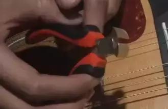 如何换吉他弦视频教程,零基础吉他快速学会一首歌