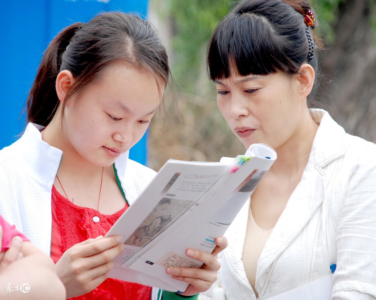 初一小孩就谈初恋怎样沟通,女孩上学谈恋爱家长该怎么办呀