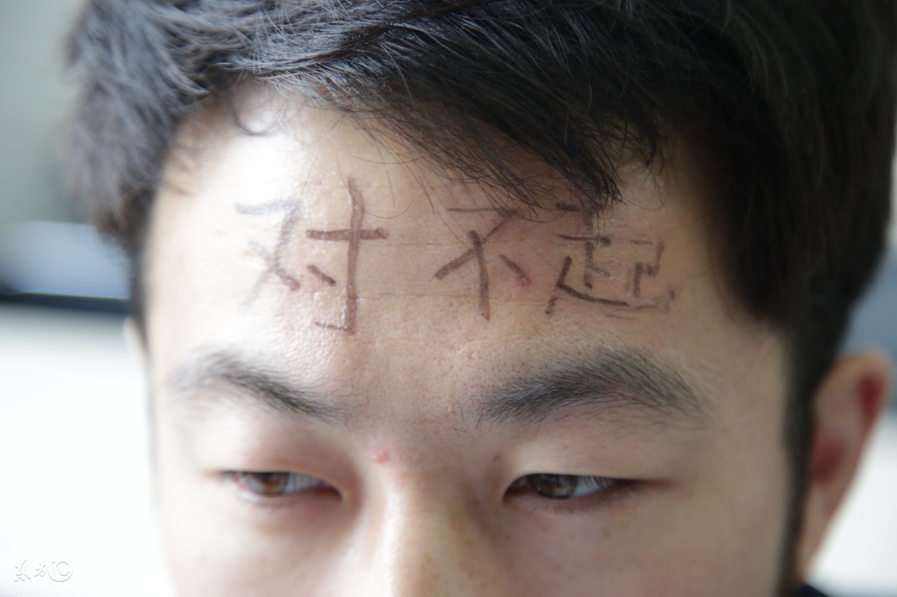 初一小孩就谈初恋怎样沟通,女孩上学谈恋爱家长该怎么办呀