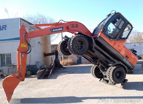 轮式挖掘机哪个最好用最实惠,轮式挖掘机专攻于一机多用