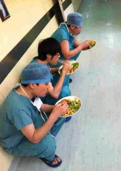 这个实习生有毒，手术前把带教老师的裤子脱下来了……