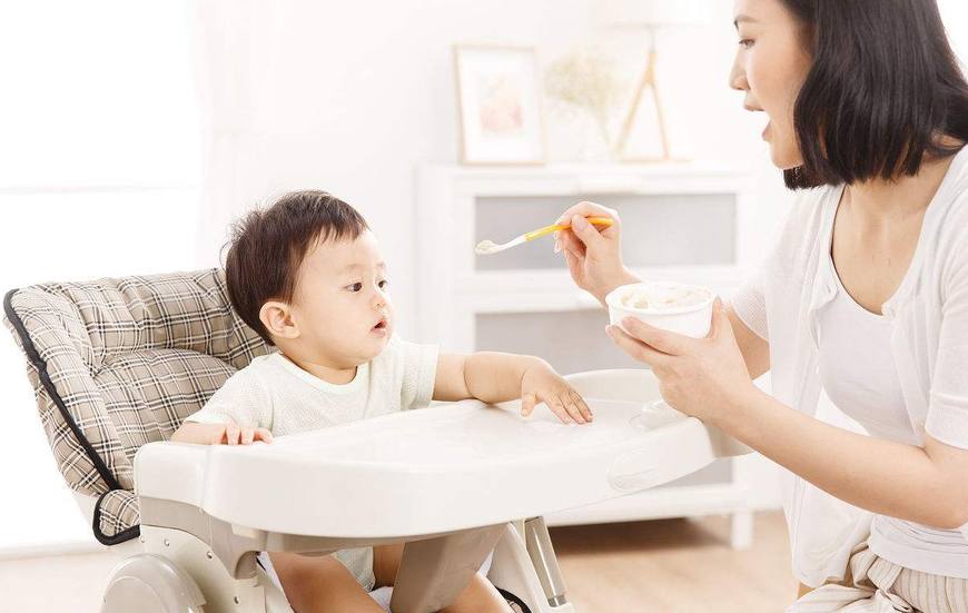 一岁半幼儿吃饭追着喂怎么办,小宝宝追着喂饭