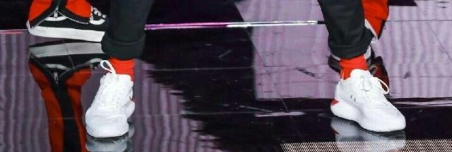 易烊千玺的红袜子,易烊千玺红色袜子