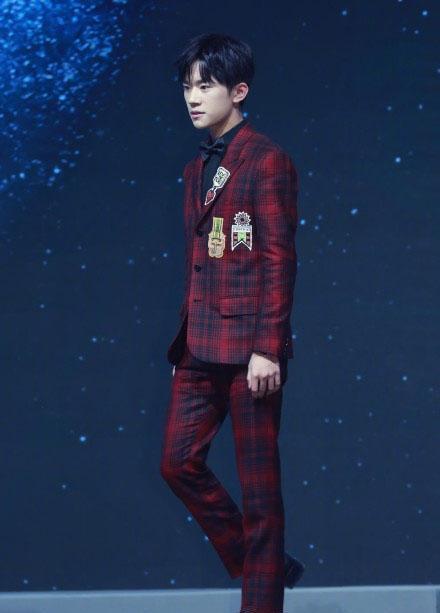 易烊千玺的红袜子,易烊千玺红色袜子