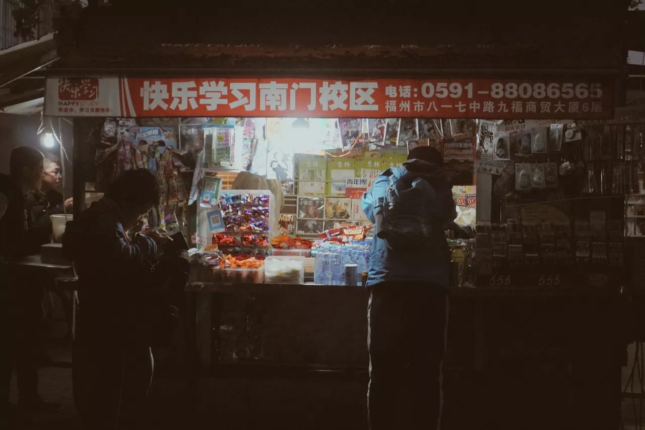 原来一个东街口的距离，不过寥寥几座报刊亭