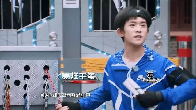 易烊千玺的红袜子,易烊千玺红色袜子