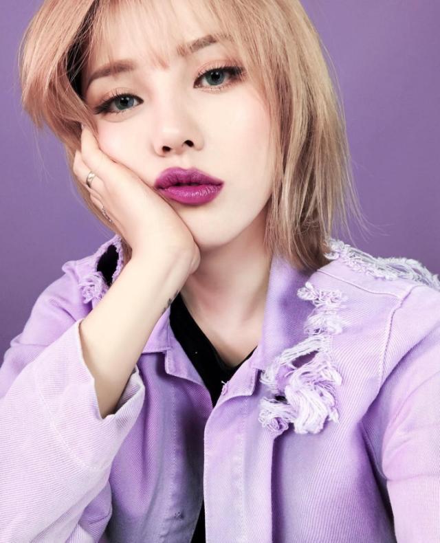 召集爱好紫色的姐妹们！2018年度代表色-紫外光色穿搭配衬4大提案