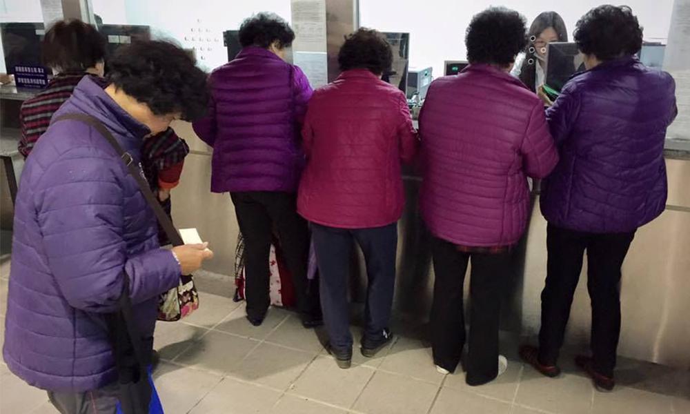 召集爱好紫色的姐妹们！2018年度代表色-紫外光色穿搭配衬4大提案