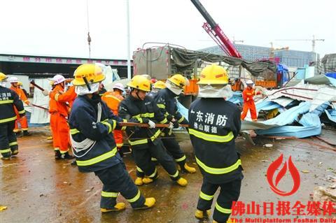 佛山暴雨防火转移被困群众,防火员暴雨中救出小孩