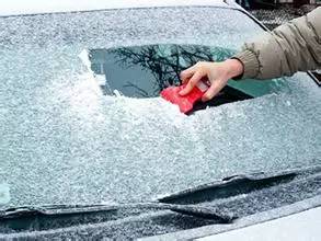 大雪后的爱车,大雪后如何清除车上的雪
