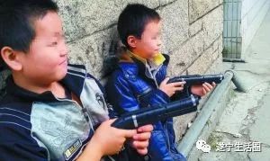 小孩玩打火机被烧成重伤,玩打火机被火烧伤遭毁容的小孩