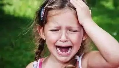 孩子情绪崩溃时，这么做比说教更重要