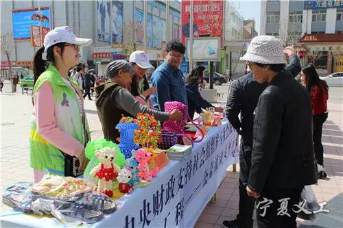 爱心义卖温情大本营,爱心义卖奉献爱心传递温情