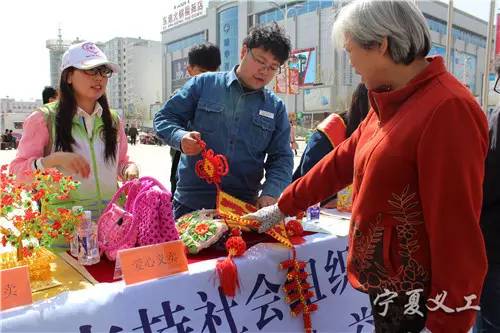 爱心义卖温情大本营,爱心义卖奉献爱心传递温情