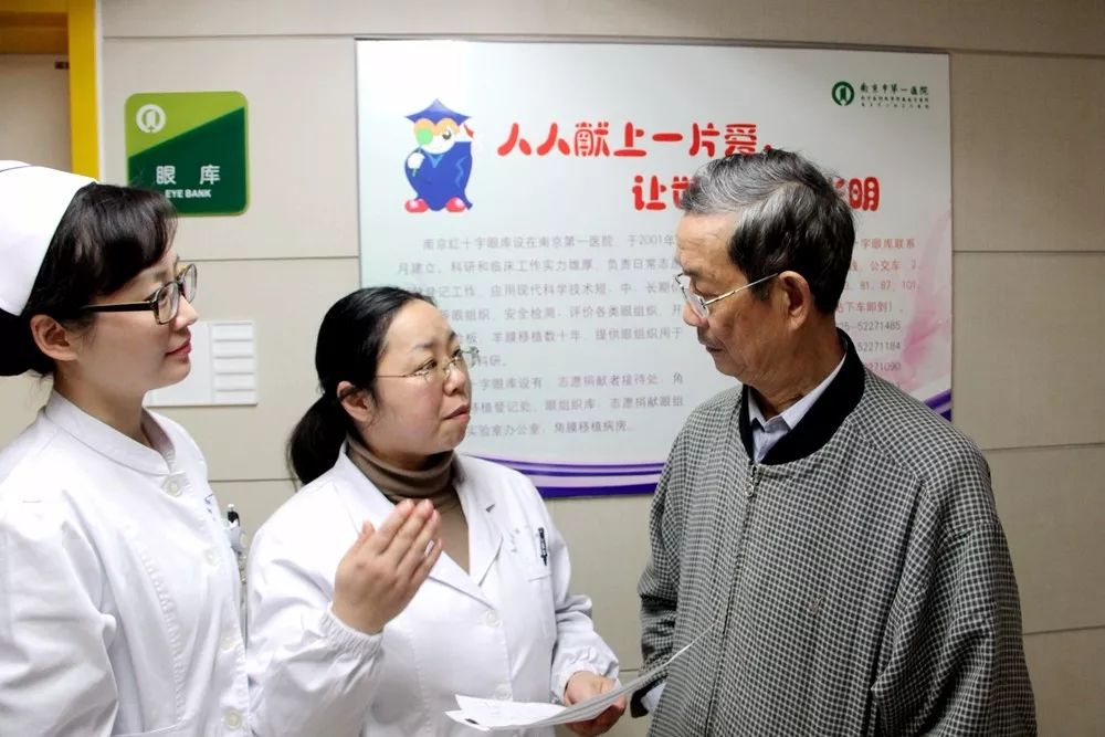 在小小眼球上，三台手术同时进行，不服不行！