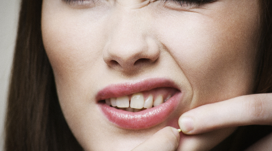 手把手教你正确挤痘不留坑,挤痘挤了个坑