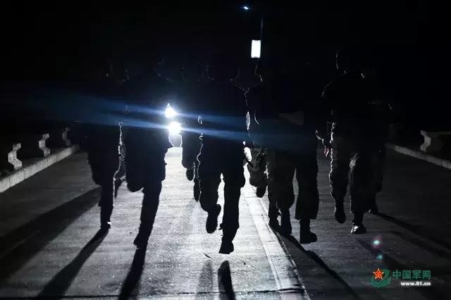 晚上站岗怎么才能不困啊,晚上怕黑怎么练胆量