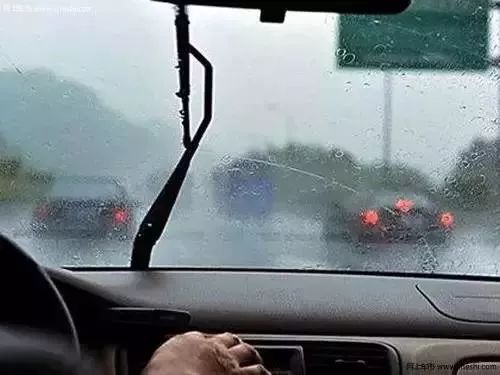 下雪车玻璃被冻住怎么办,雪后车玻璃结冰怎么处理