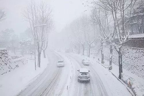 下雪车玻璃被冻住怎么办,雪后车玻璃结冰怎么处理