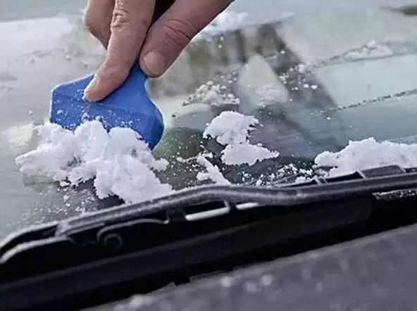 下雪车玻璃被冻住怎么办,雪后车玻璃结冰怎么处理