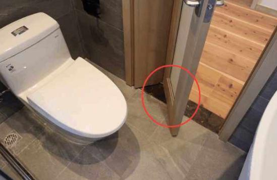 卫生间门打开撞到马桶上怎么解决,卫生间门避免撞马桶