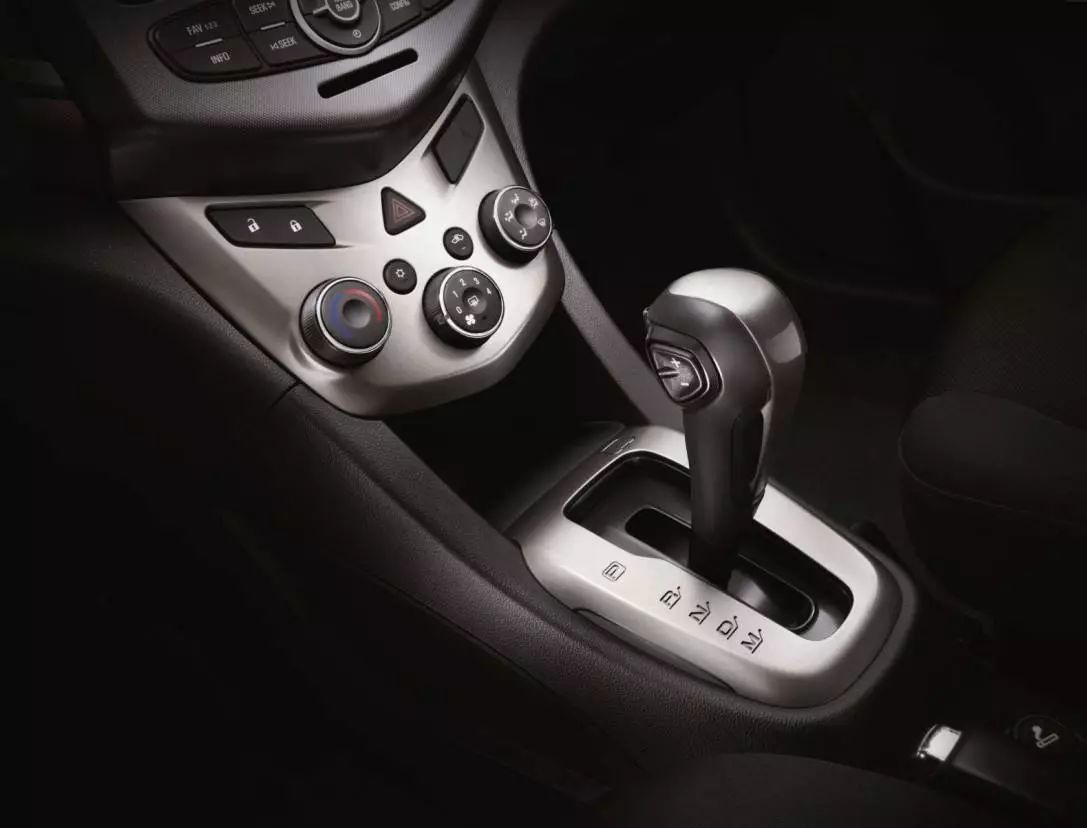 各车型的换挡方式,新手上路手动挡正确换挡方式