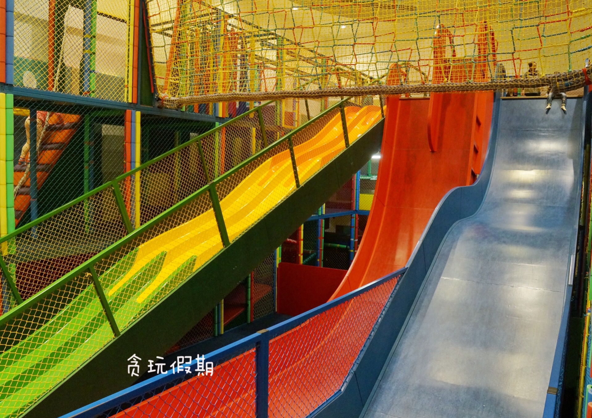 儿童魔鬼大滑梯在哪里 (小孩子玩90度魔鬼滑梯)