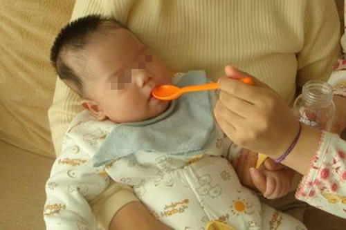 一岁孩子感冒脱水后尿少,小孩感冒后尿少怎么办