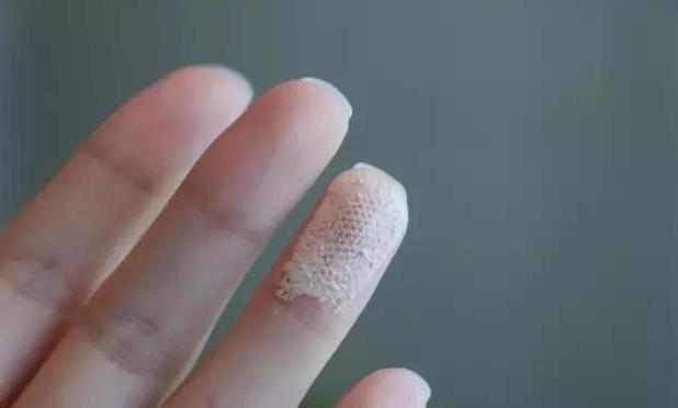 姑娘用200万狂买1千支口红，竟然不少都出自这个品牌……