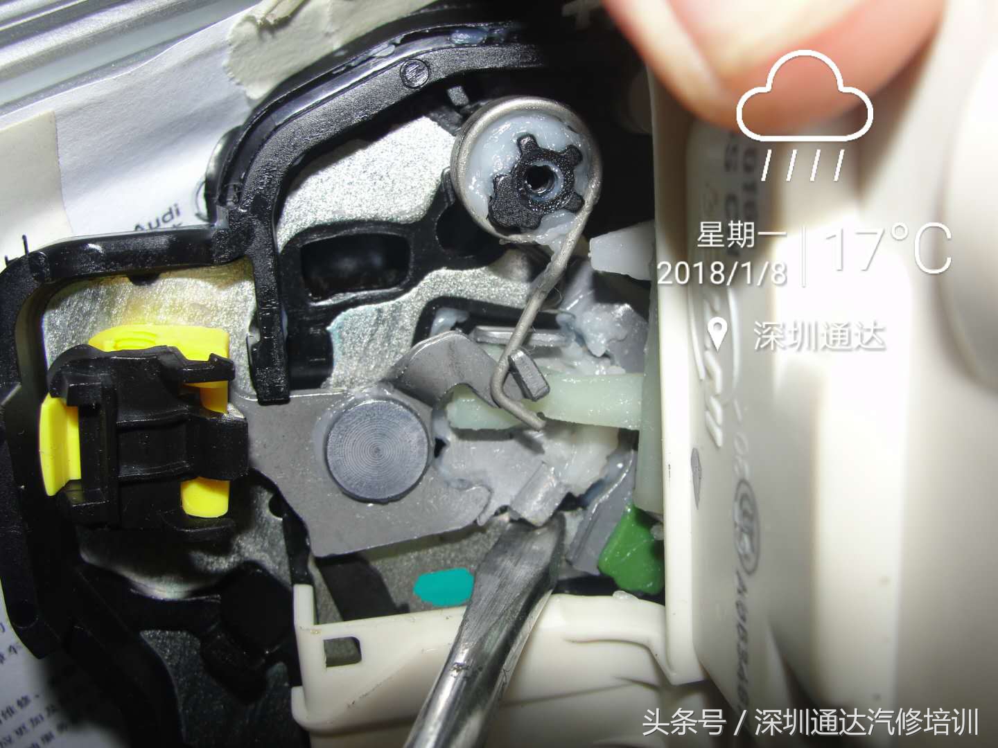 奥迪a8右后门不自吸了,奥迪右后门突然里面开不了门