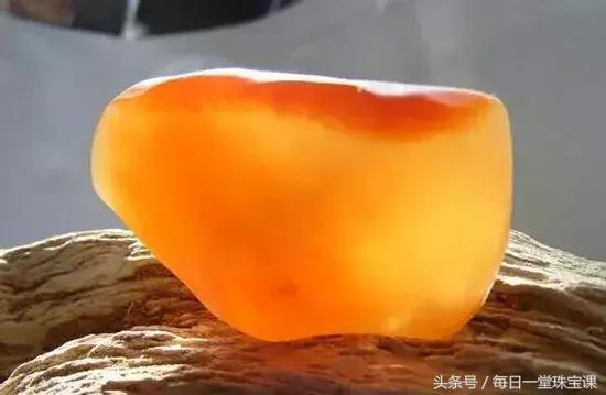 小伙子送丈母娘翡翠手镯,女婿给丈母娘送黄金手镯