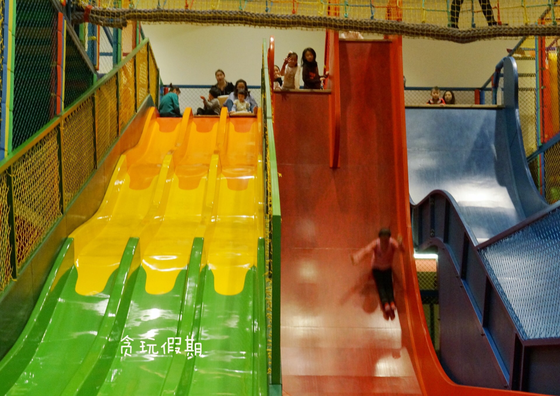 儿童魔鬼大滑梯在哪里 (小孩子玩90度魔鬼滑梯)