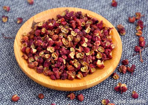 养鸡技巧大蒜喂鸡的好处,养鸡秘诀花椒