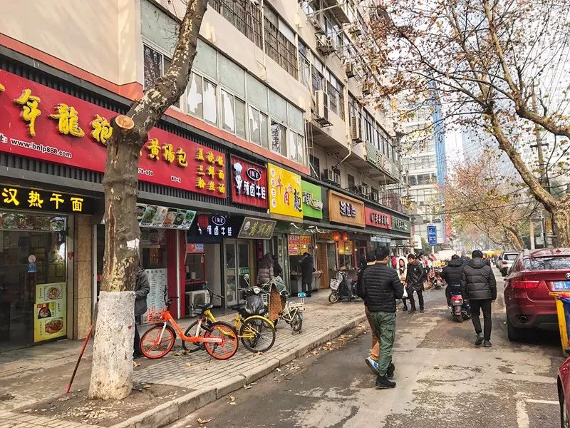 南京有名的新街口小吃街,南京新街口明瓦廊美食街旅馆