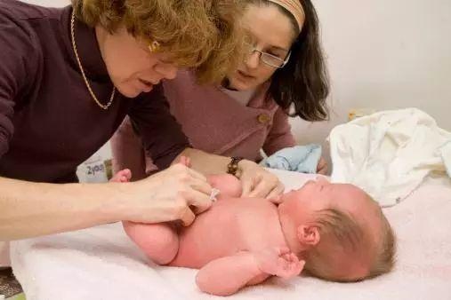 新生儿脐带护理的方法,新生儿脐带护理正确步骤