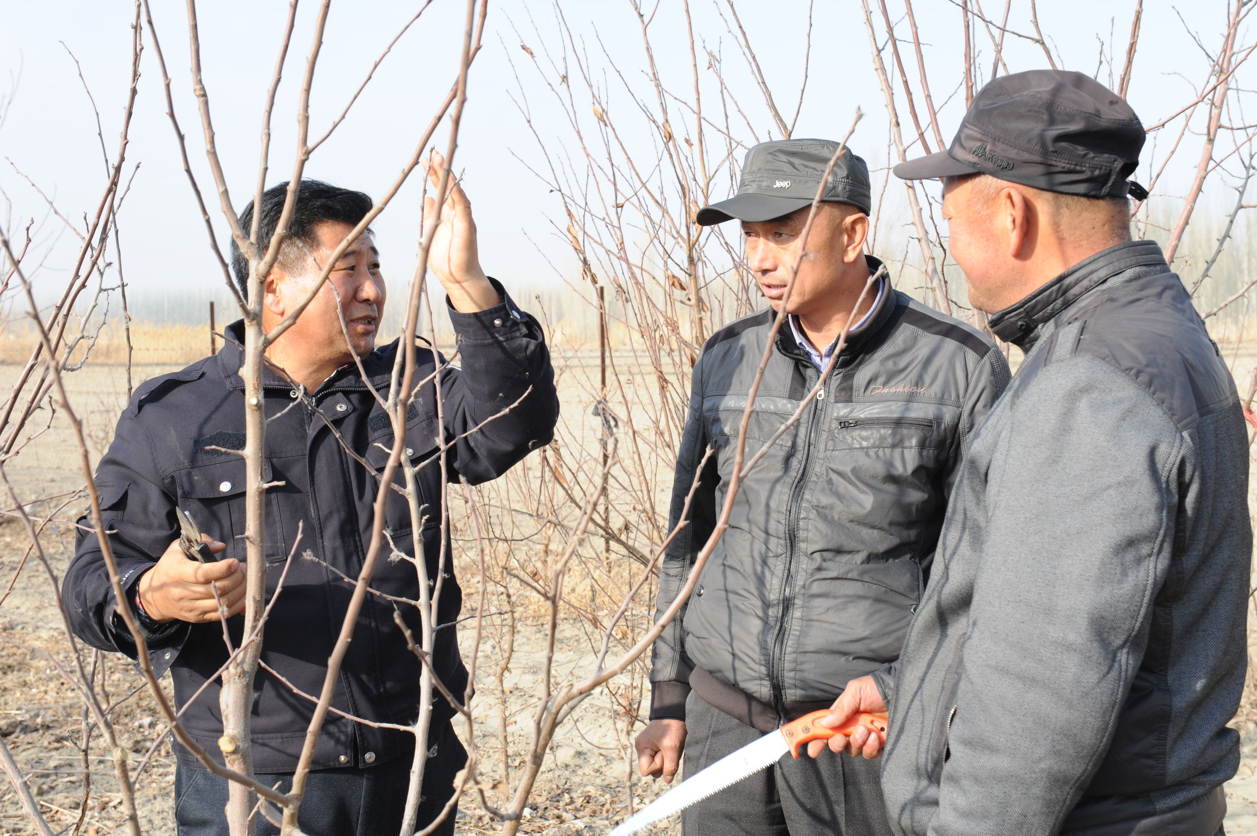 巴州中院访惠聚工作队驻村故事拉村的“黑脸书记”脑梗中风心脏搭桥不畏缩田间地头群众利益挂心间