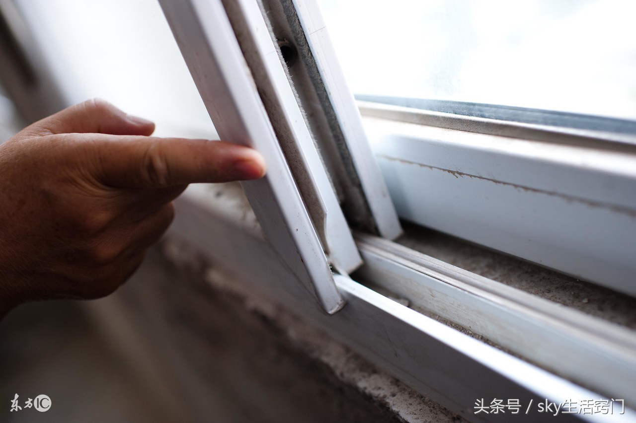 卷帘纱窗怎么清洗视频教程,卷帘式纱窗怎么拆洗