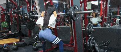 史密斯机半蹲负重主练哪里肌肉,史密斯龙门架做负重俯卧撑