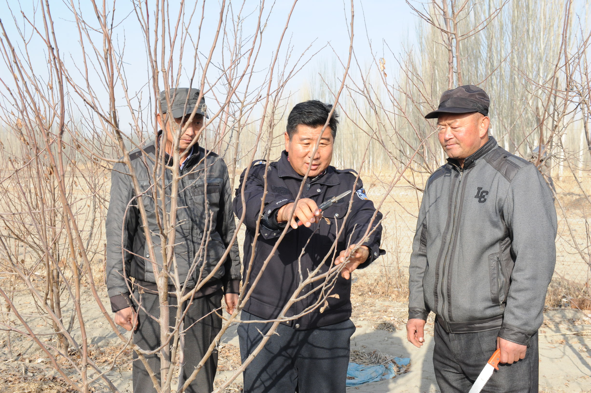 巴州中院访惠聚工作队驻村故事拉村的“黑脸书记”脑梗中风心脏搭桥不畏缩田间地头群众利益挂心间