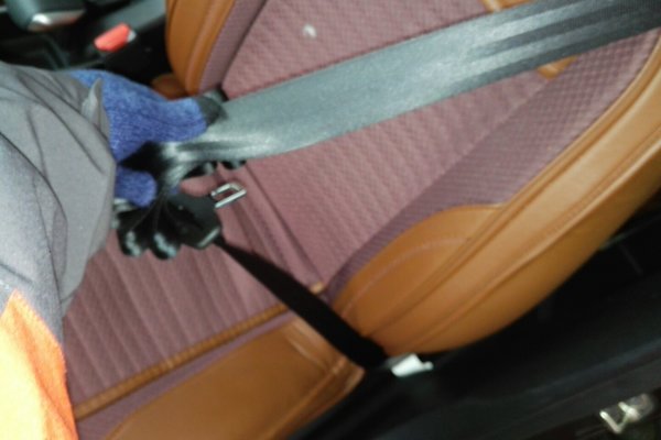 标致-2008，油液位及品质正常，油封不泄露线路管无剥落